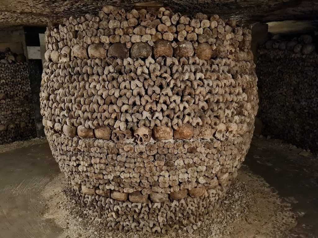 Explorer les Catacombes de Paris : Un Voyage dans l'Histoire Macabre de la Ville